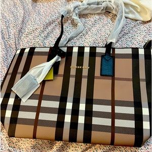 Médium size handbag. Very trendy and stylish Great for all occasions.